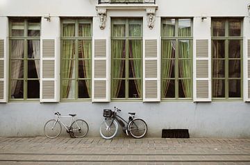 Europese stadstraat met fietsen - Fietsend stedelijk landschap van Carolina Reina Photography