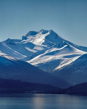 De majestueuze Sunnmøre Alpen in de winter, Noorwegen van qtx