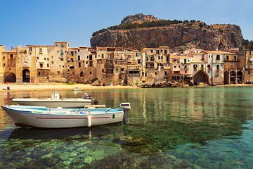 Oude stad Cefalu met haven, bootjes en stadsstrand in Sicilië