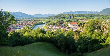 uitzicht vanaf de calvarieberg naar de oude stad Bad Tolz, Beierse bergen van SusaZoom