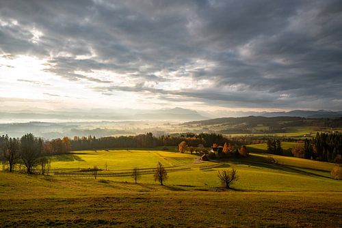 dramatische ochtend over de Allgäuer uitlopers van de Alpen