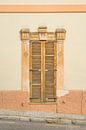 Geschlossene Holzfensterläden von Stefania van Lieshout Miniaturansicht