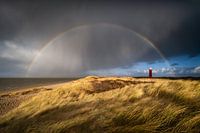 Een regenboog boven de vuurtoren van Ouddorp