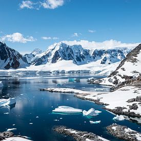 Antarktis-Landschaft mit verschneiten Bergen von Nancy Pauwels