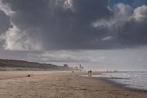 Am Strand mit dunklen Regenwolken