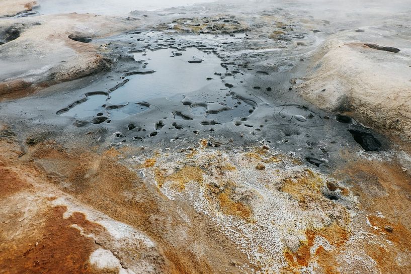 Isländische Landschaft ❘ Geysir ❘ Dramatische Atmosphäre ❘ Fotografische Arbeit ❘ Farbenfrohes Islan von Floor Bogaerts