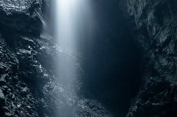 Verborgenes Licht in einer Klamm im Allgäu