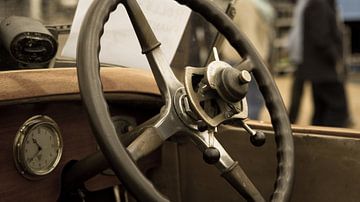 Stuur en dashboard van een oldtimer van Guido van Veen