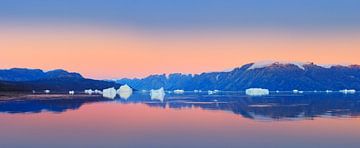 Zonsondergang in de Scoresby Sund, Groenland van Henk Meijer Photography