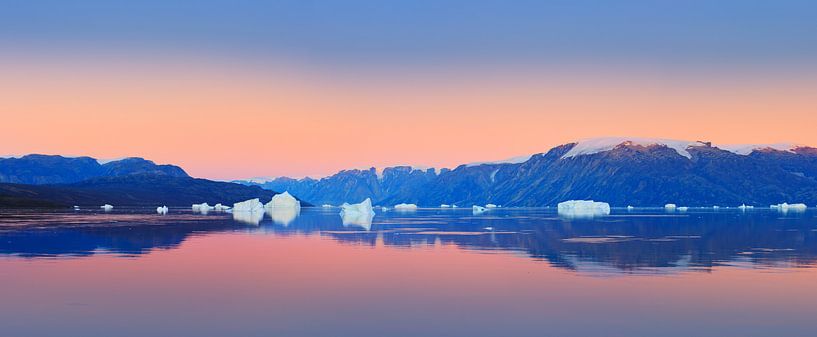 Zonsondergang in de Scoresby Sund, Groenland van Henk Meijer Photography