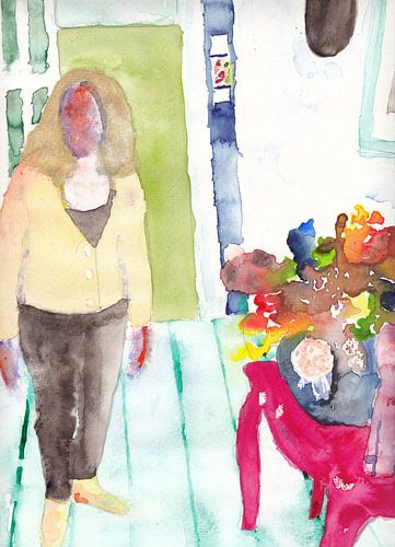 Kleurrijk interieur met dame en bloemstuk