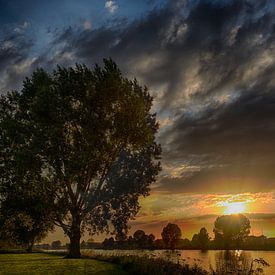 Soleil couchant au bord de la rivière sur Ger Nielen