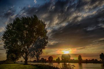 Ondergaande zon bij de rivier van Ger Nielen