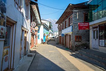 Door de straten van Lukla in Nepal van Ton Tolboom