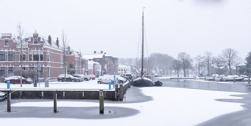 Het haventje van Woerden in de sneeuw. van John Verbruggen