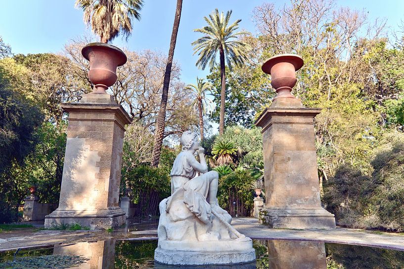 Weiße, sitzende Skulptur im Botanischen Garten Palermo von Silva Wischeropp