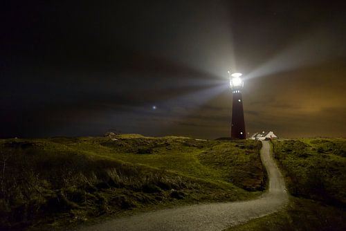 Vuurtoren van Schiermonnikoog in de duinen in de nacht