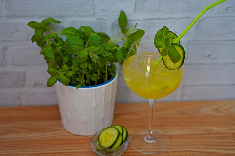 Scharfer Gurken-Basilikum-Cocktail. von Babetts Bildergalerie