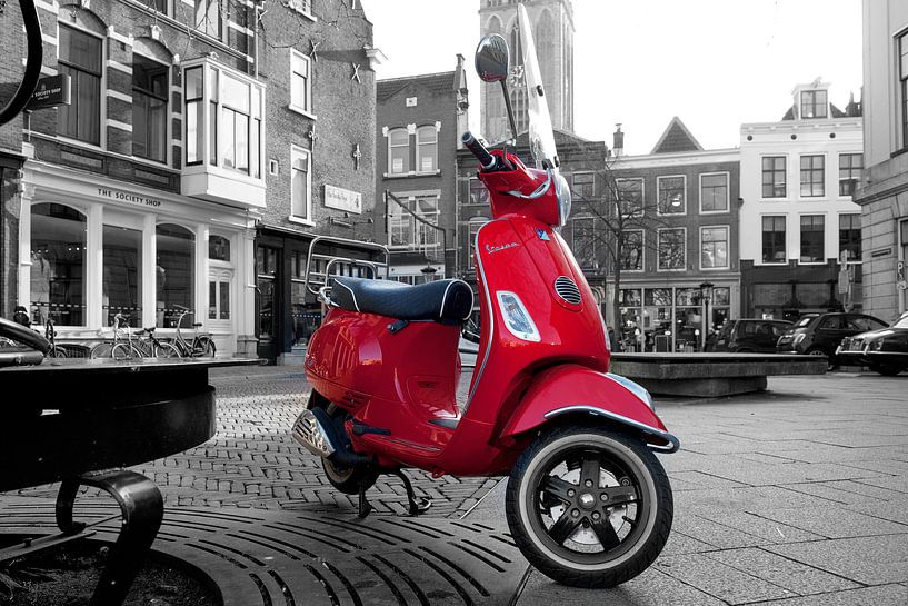 Roter Vespa-Roller von Wendy Bos