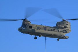 Hélicoptère de transport de l'armée équipé d'un réservoir d'eau