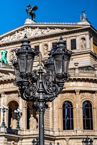 Devant l'ancien opéra de Francfort sur Thomas Riess