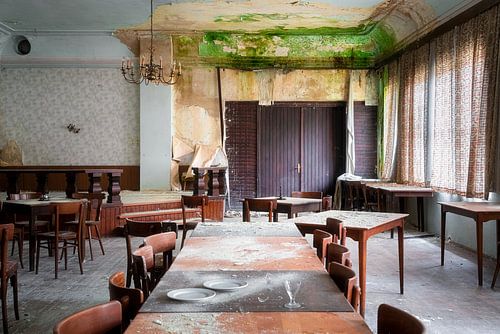 Hôtel abandonné avec des moisissures.