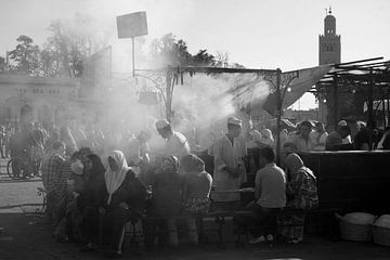 Abends eine Snack-Bar auf dem Platz Djemaa el Fna in Marrakesch, Marokko von Gonnie van de Schans