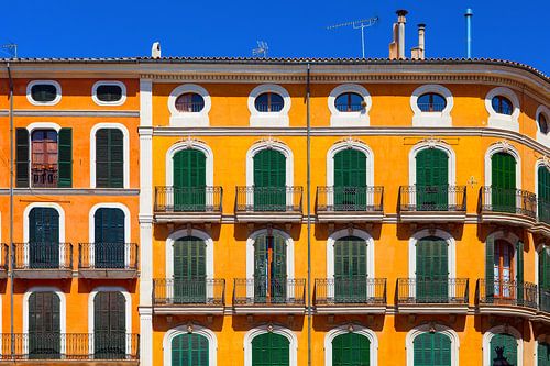 Kleurrijk huis in Spaanse stijl tijdens warme zomertijd