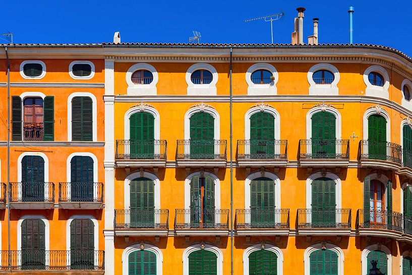 Maison colorée de style espagnol pendant la période chaude de l'été par Yevgen Belich