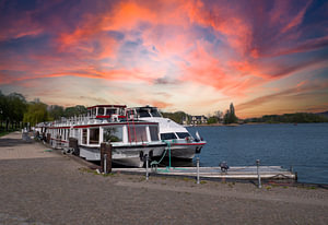 Schiffe im Hafen bei Röbel an der Müritz im Sonnenuntergang