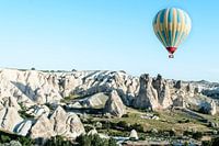 Luchtballon en rotslandschap