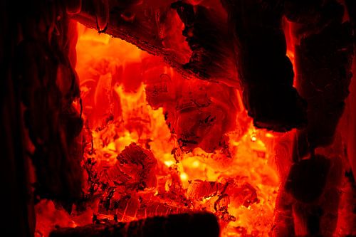 Gloeiende hete sintels in een open haard