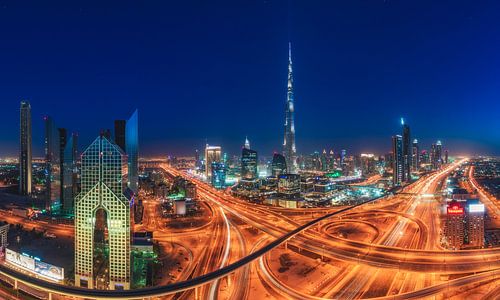 Dubai Skyline Sheyk Zayed Road Panorama op het blauwe uur...