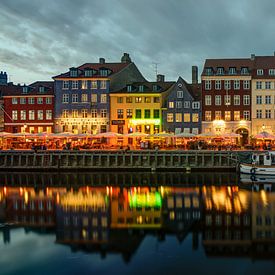 Kopenhagen - Nyhavn bij avond van Maarten de Waard