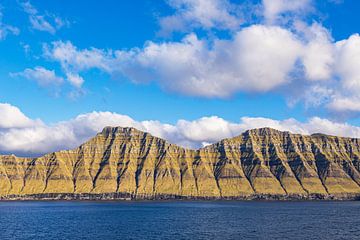 Blick auf die Felsen der Färöer Inseln mit Wolken von Rico Ködder