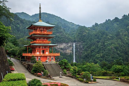 Une belle vue sur la pagode de Seigantoji et la cascade de Nachi no Taki au Japon.