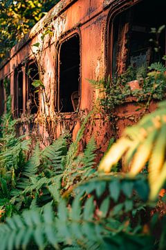 Roestige trein op het platteland - nostalgisch van Poster Art Shop