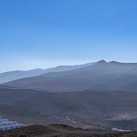 Nevel bedekt de bergen van Gran Canaria van Peter Baier