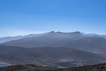 Nevel bedekt de bergen van Gran Canaria