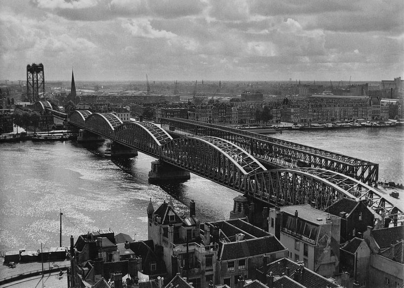 Vieux pont ferroviaire de Rotterdam (1952) Noir et blanc par Rob van der Teen