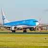 Atterrissage d'un avion de ligne KLM Boeing 737-800. sur Jaap van den Berg
