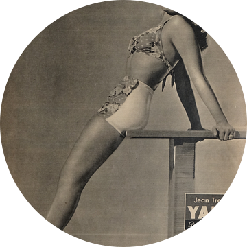 YANK pinup: Jean Trent met trendy, fashionable zwembroek en bovenstuk en hoge hakken in Maart 1945 van Atelier Liesjes