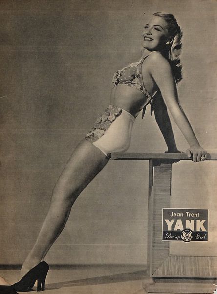 Pinup YANK : Jean Trent avec un maillot de bain et un haut et des talons hauts à la mode en mars 194 par Atelier Liesjes
