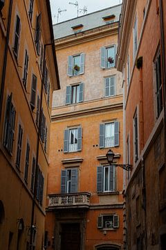 Steegje met oranje gebouwen in Rome van Rens Dreuning