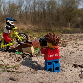 Motocross sur un tronc d'arbre avec Lars sur Ilze de Meer
