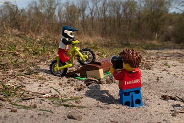 Motorcrossen over een boomstam met Lars van Ilze de Meer