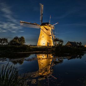 Verlichte molens van Kinderdijk. van Ron van der Stappen