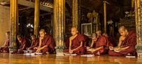 Monniken in tempel in Myanmar van Edzo Boven thumbnail
