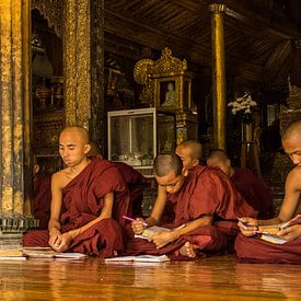 Monniken in tempel in Myanmar van Edzo Boven