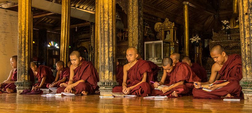 Monniken in tempel in Myanmar van Edzo Boven